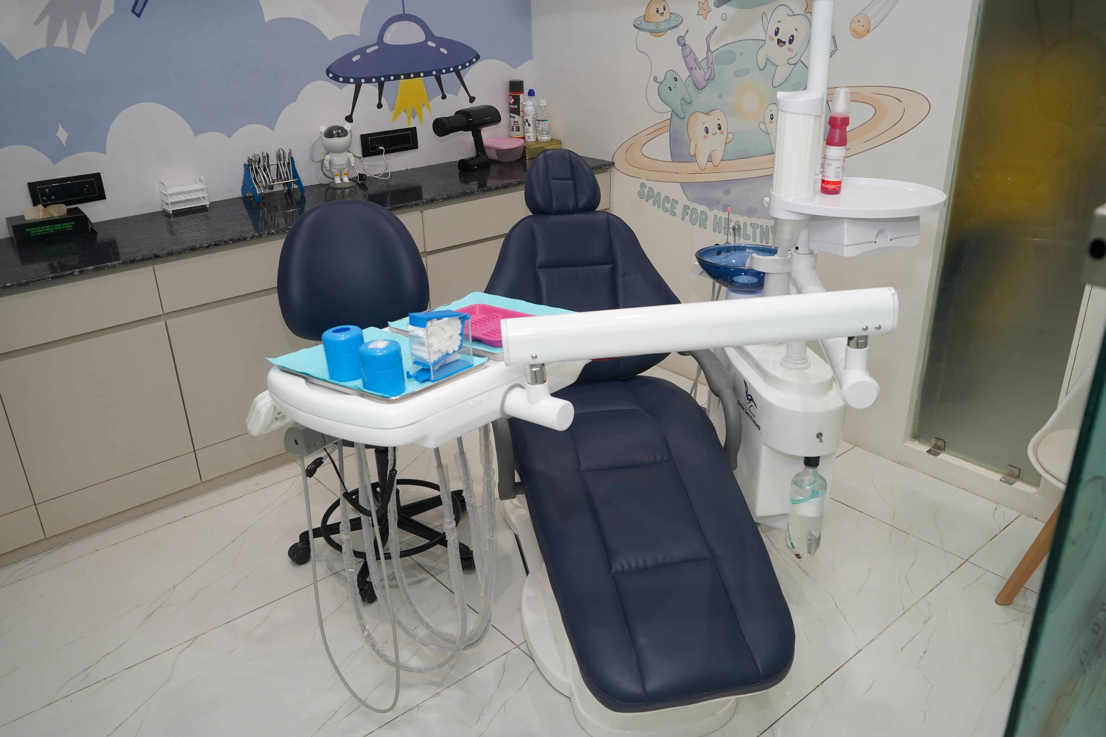 The tray of tools on the arm of the dental chair